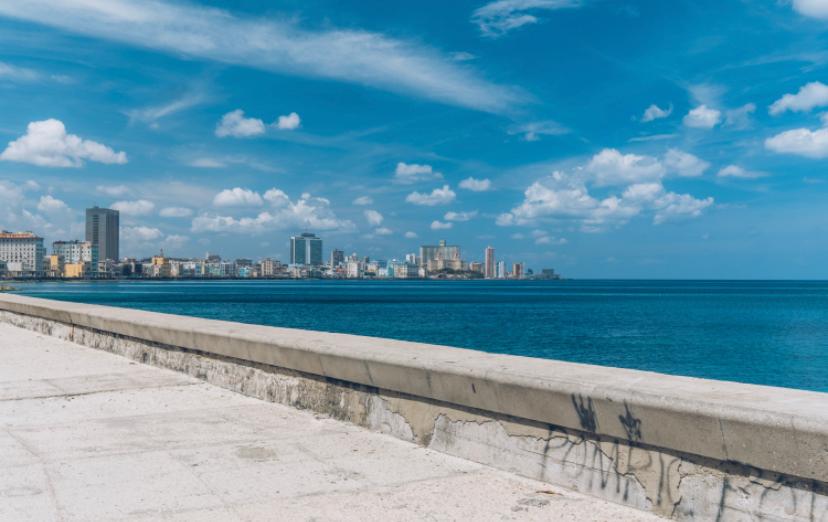 Malecón de La Habana en Cuba con edificios de fondo