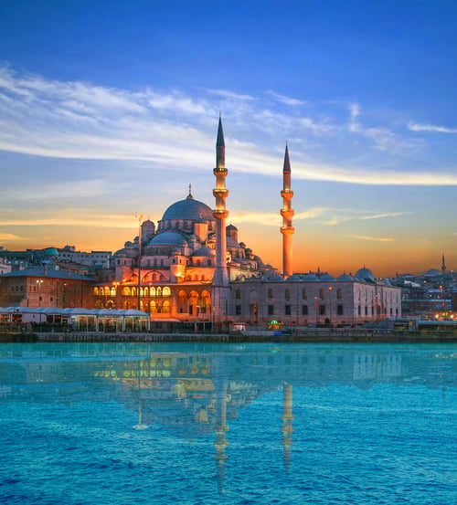 Mezquita Nueva al sur del Puente de Gálata, en Estambul, Turquía