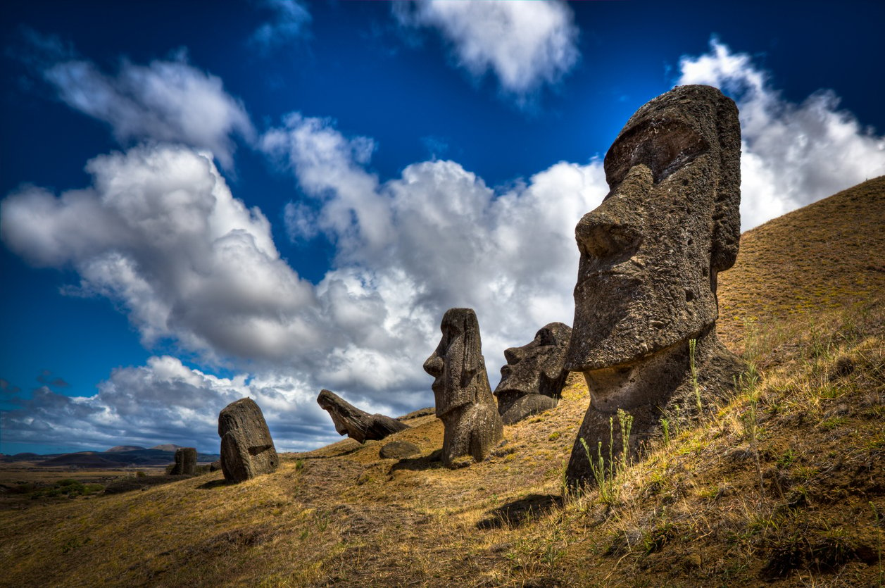 Moáis de Rano Raraku en un viaje a Isla de Pascua