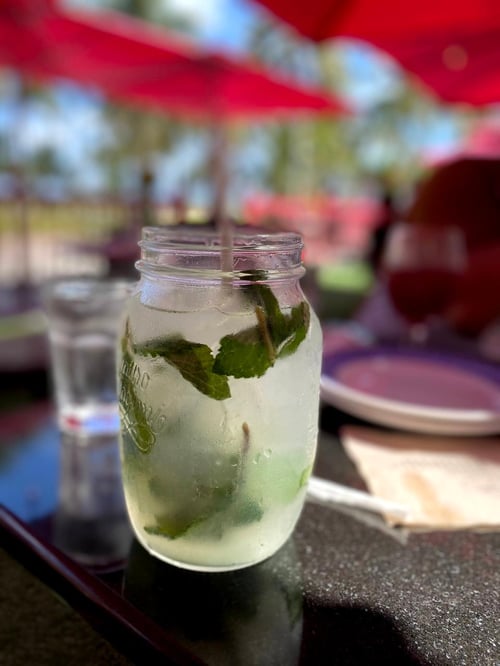 Mojito en Cuba en un vaso con bombilla y hojas de menta