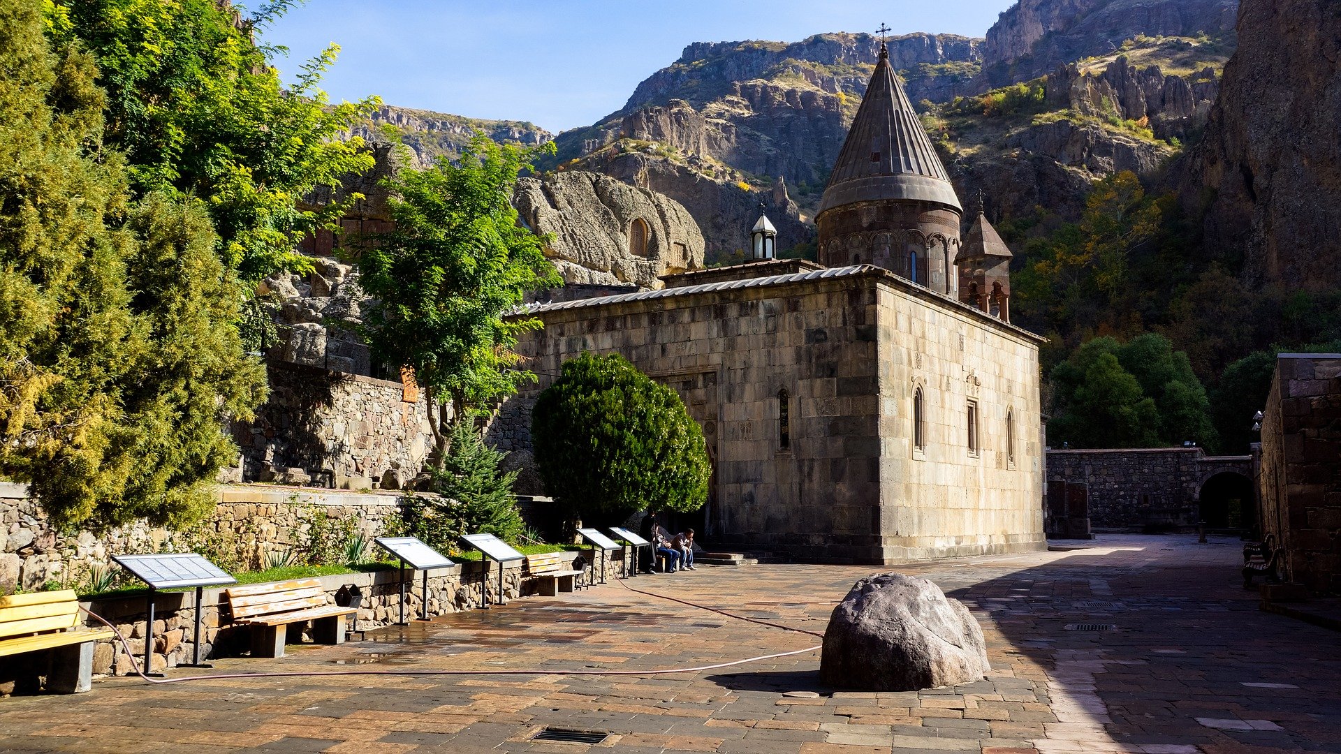 Monasterio de Geghard en un viaje a Armenia