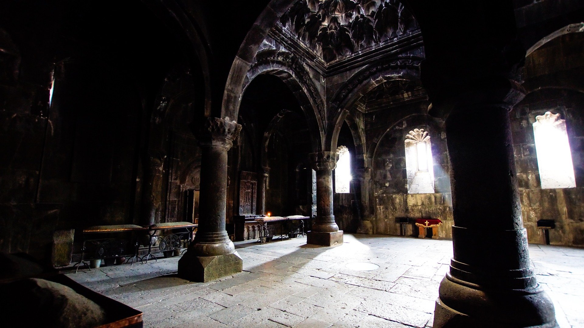 Monasterio de Geghard por dentro en un viaje a Armenia