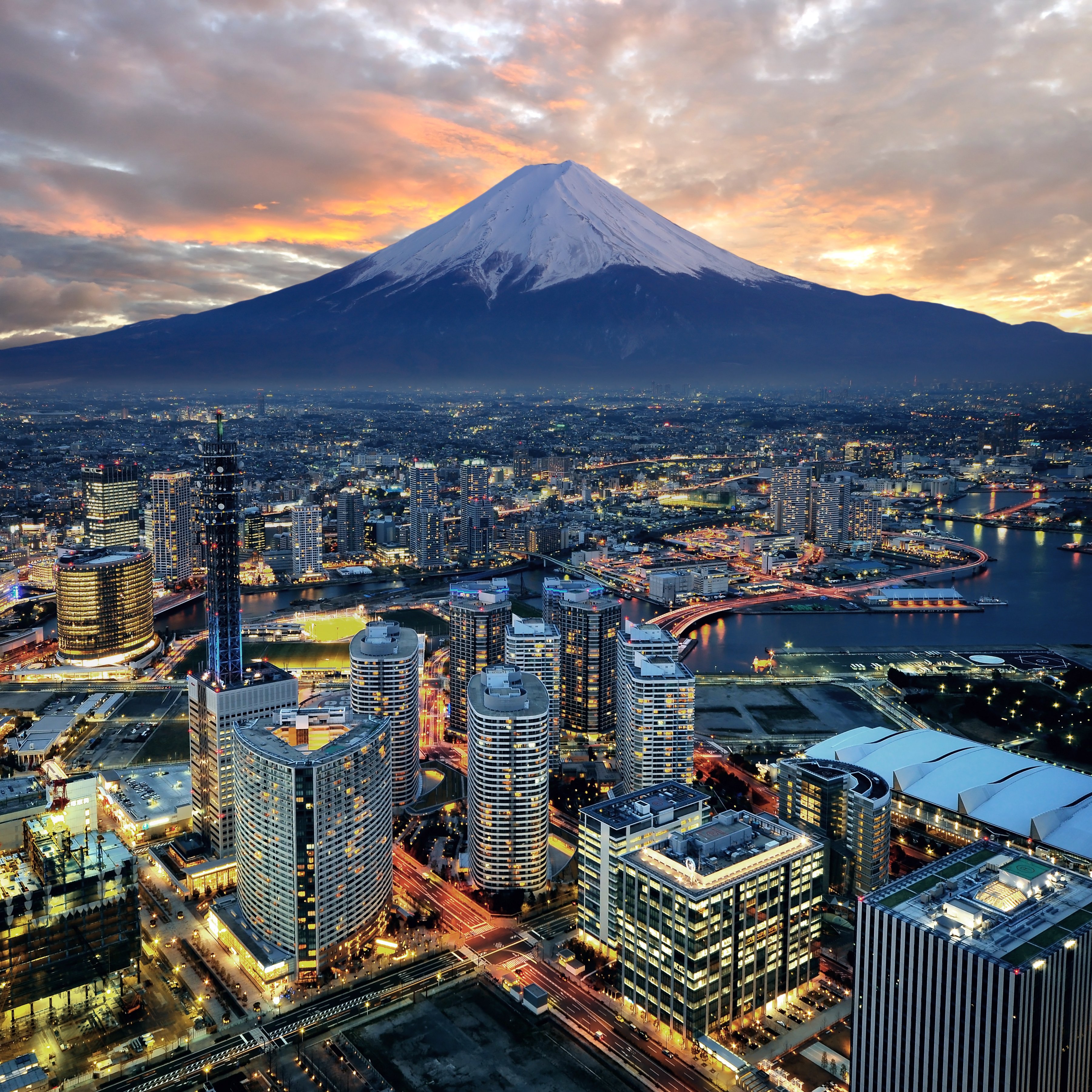 Vista de una ciudad japonesa con el Monte Fuji de fondo