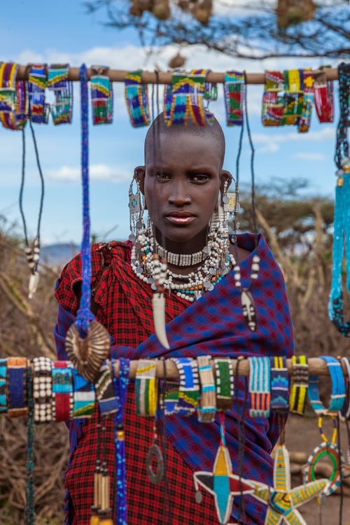 Mujer masai y artesanía en Tanzania, África
