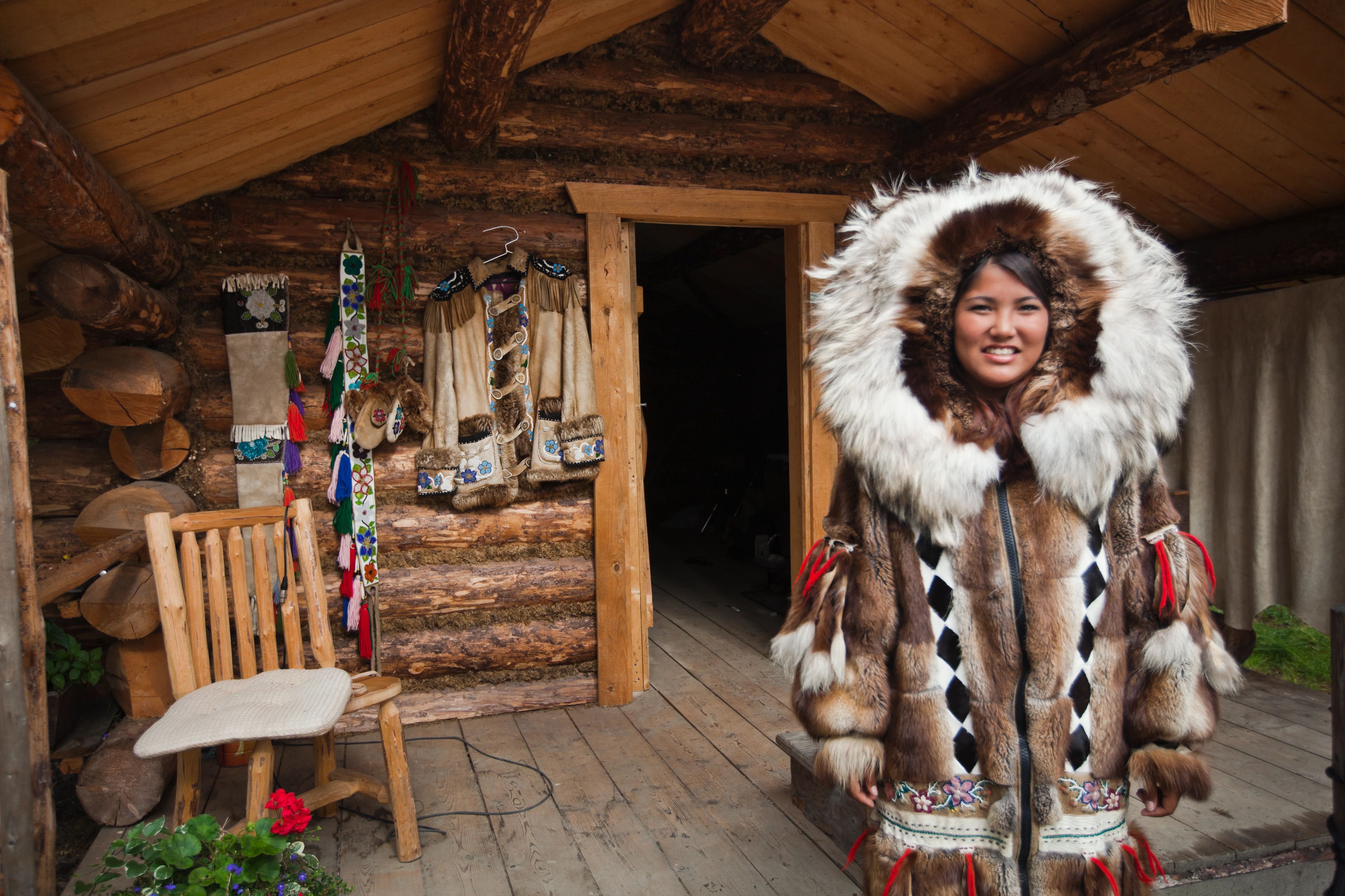 Mujer nativa en un Viaje en crucero por Alaska con Celebrity Cruises