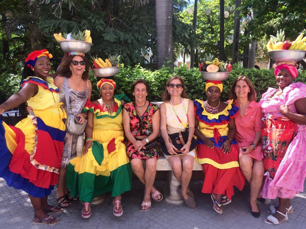 Mujeres colombianas con vestimentas típicas en Cartagena de Indias