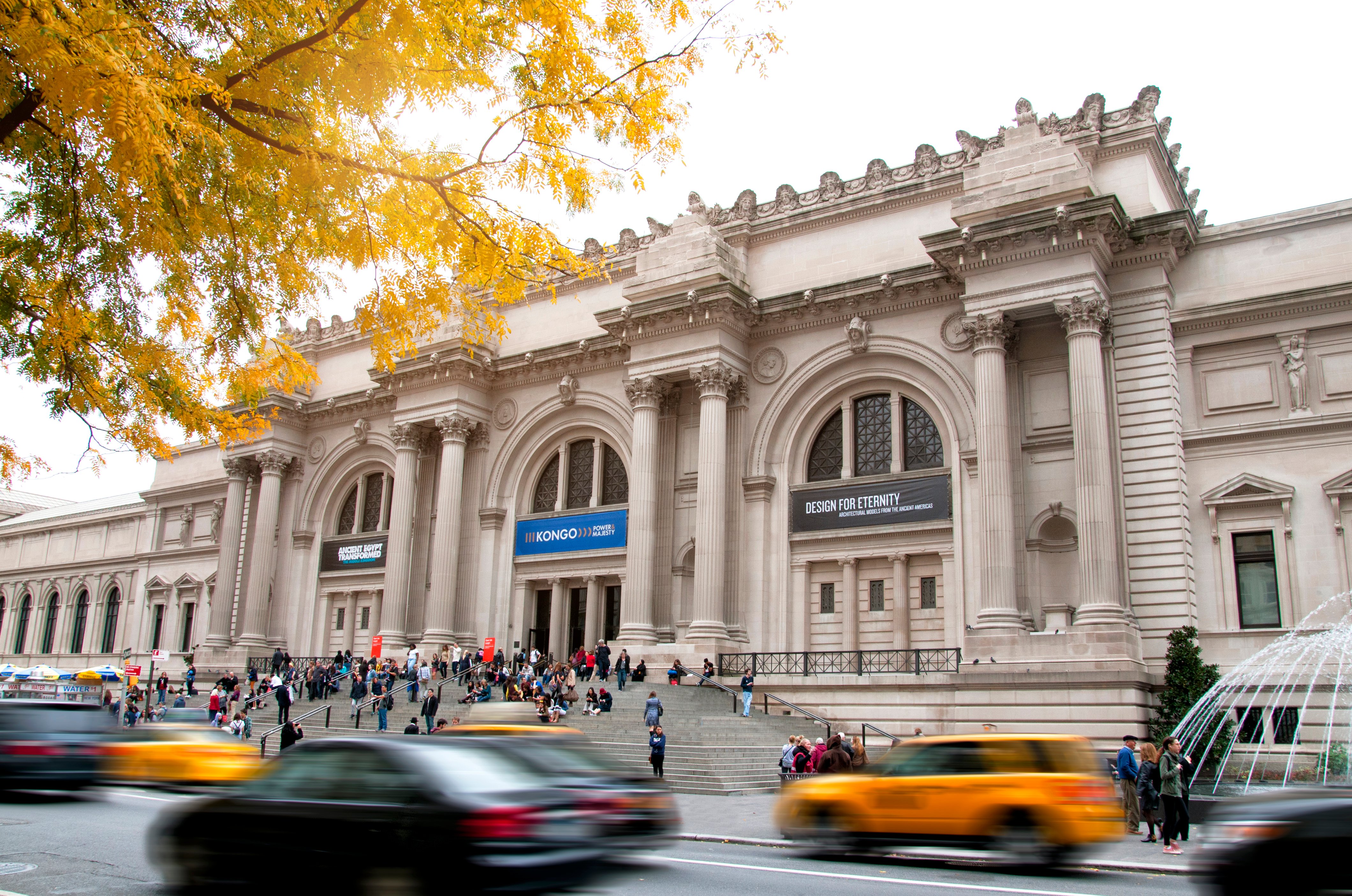 Entrada al Museo Metropolitano de Arte de Nueva York con taxis pasando por la calle