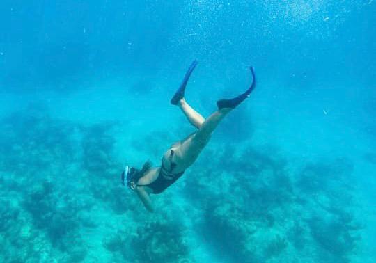 Mujer realizando snorkeling en playas de Puerto Rico