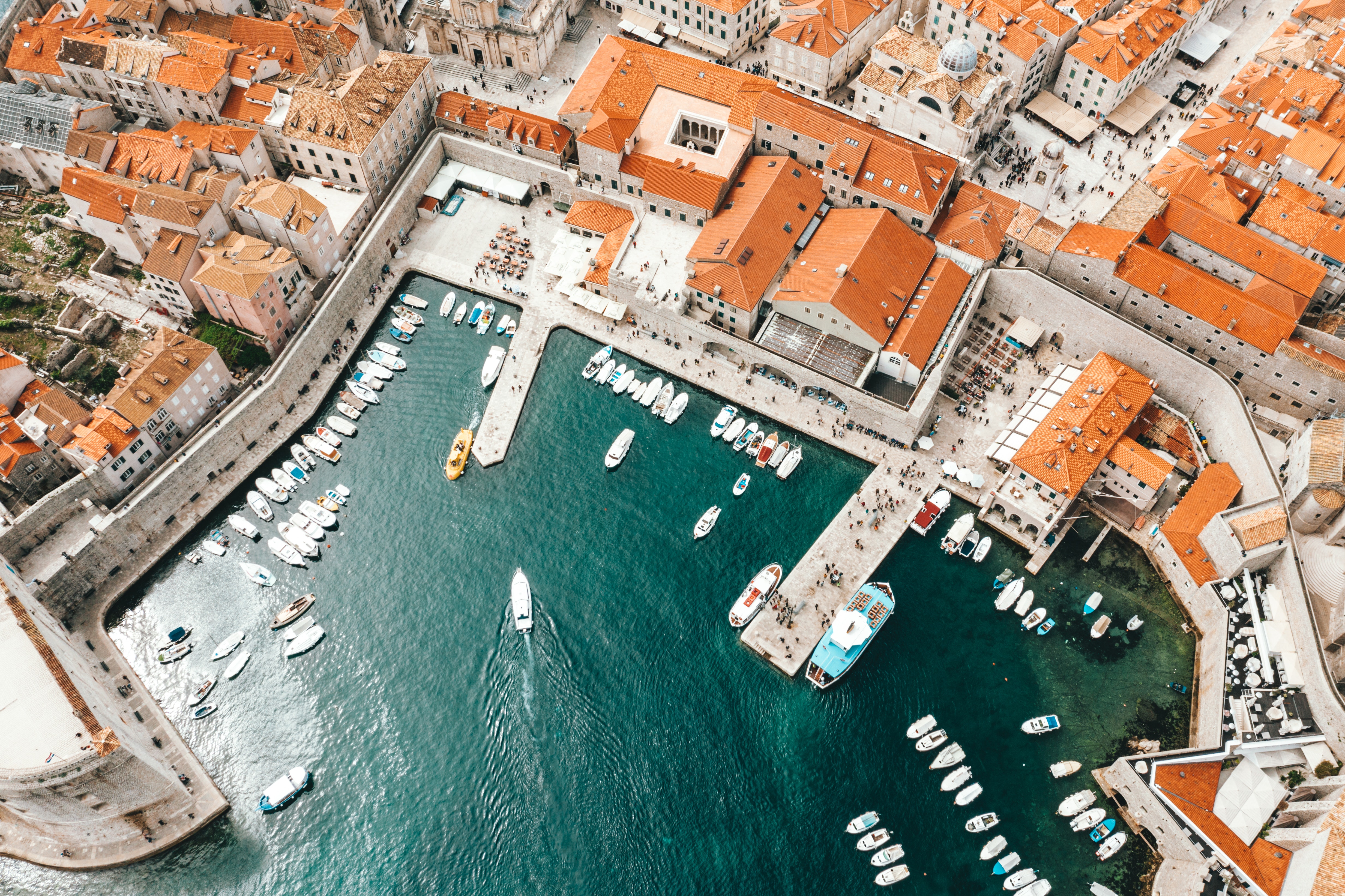 Navegaciones por el mar Mediterráneo en Split, Croacia