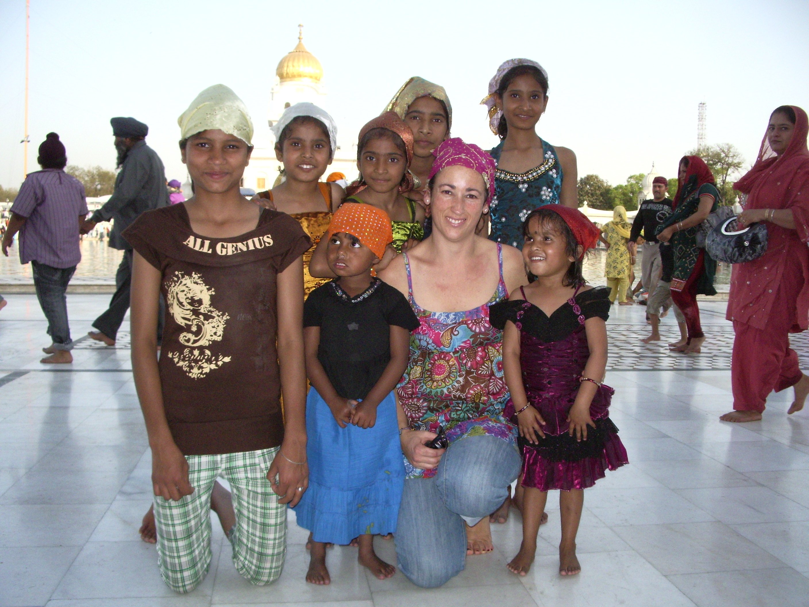 Niños indios en Gurdwara Bangla Sahib, Delhi, viaje a la India