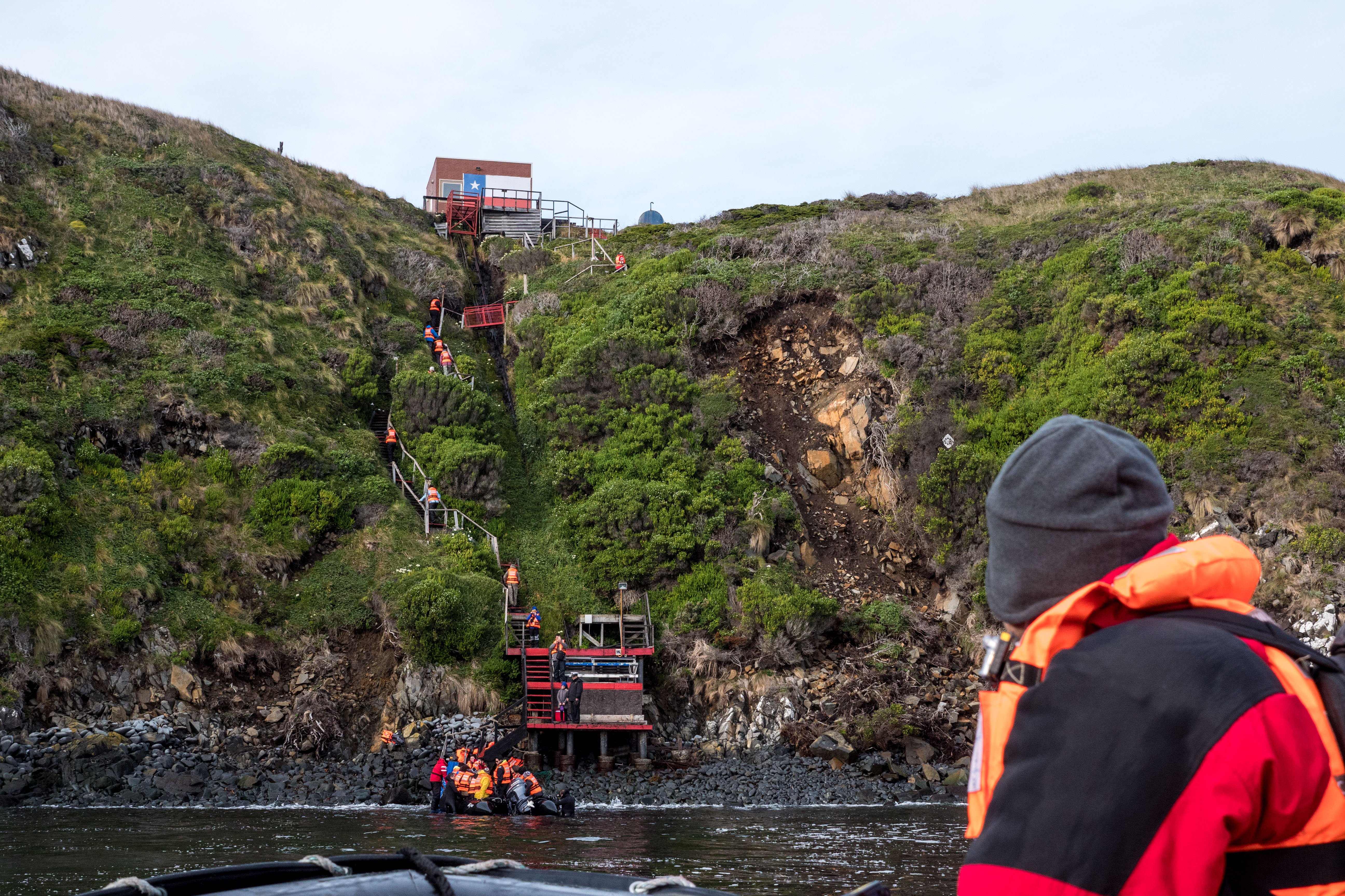 Pasajeros desembarcando en Cabo de Hornos y subiendo escaleras