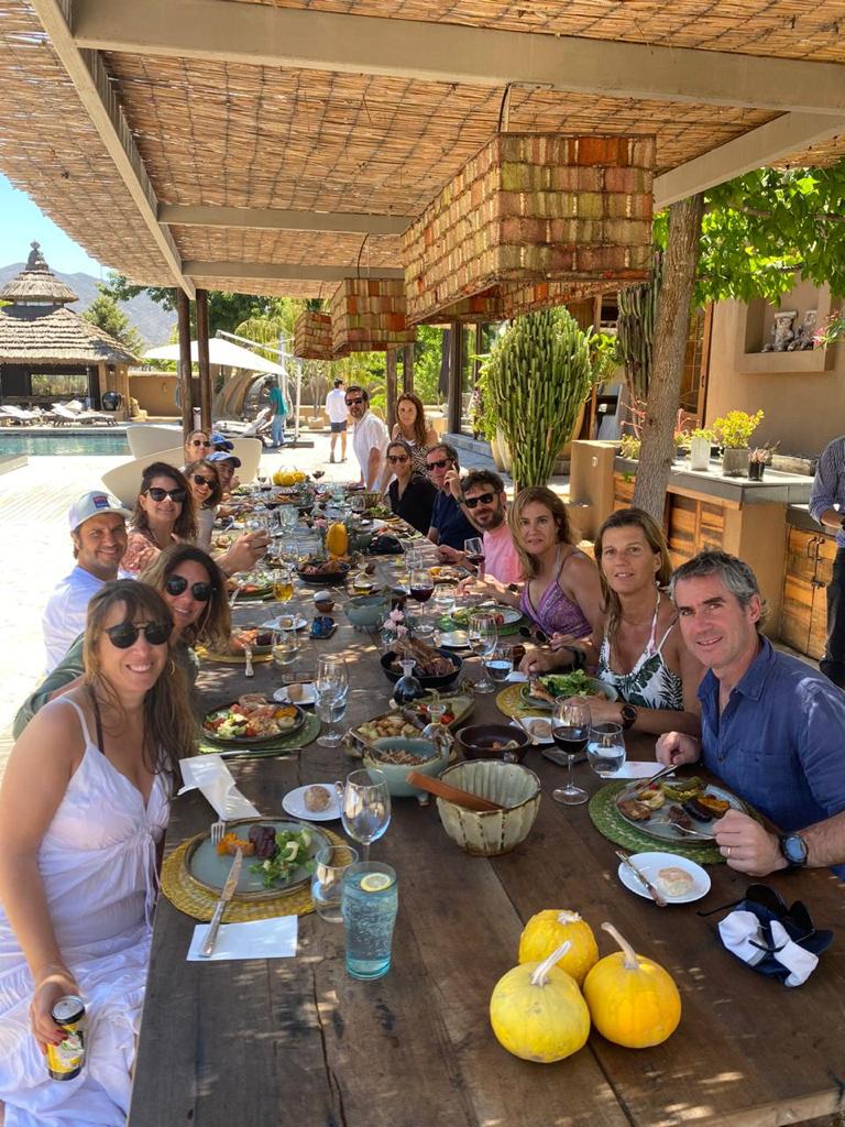 Grupo de amigos en el comedor
