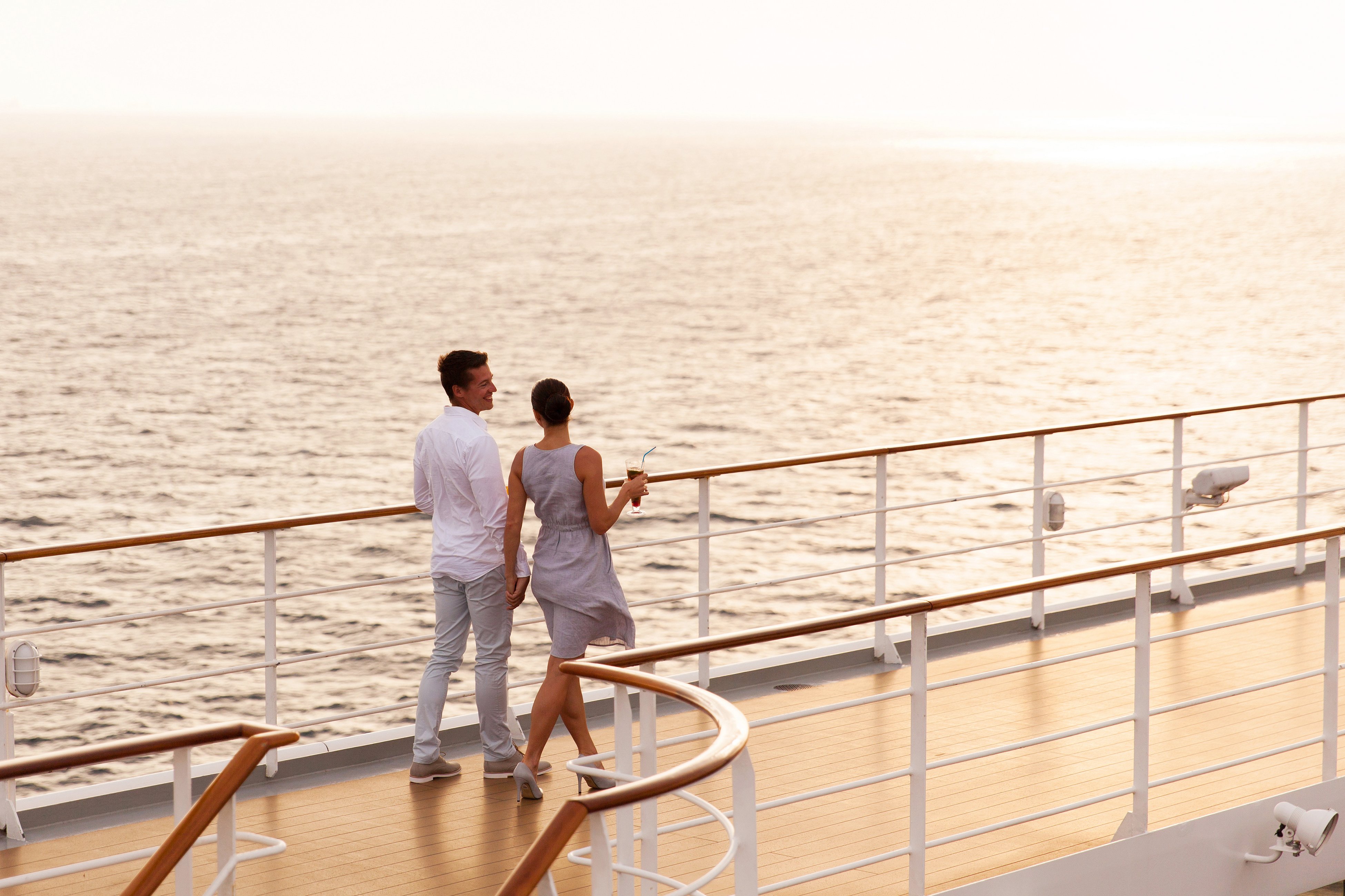 Pareja viajando en crucero