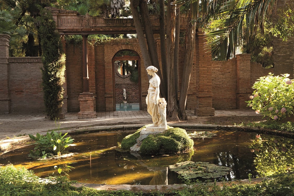 Parque con escultura en el Hotel Casa Real de Viña Santa Rita