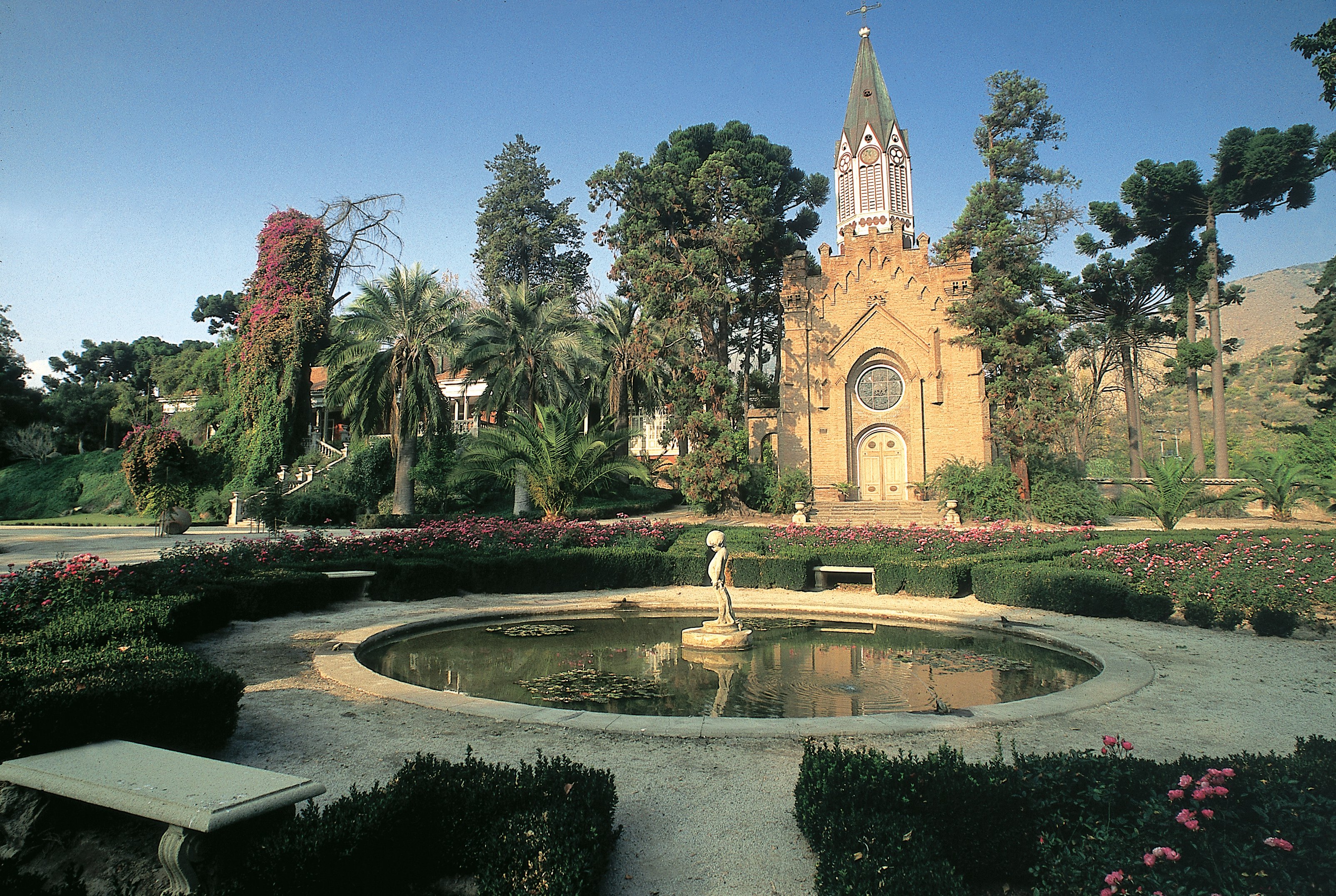 Parque y Capilla del Hotel Casa Real en Viña Santa Rita
