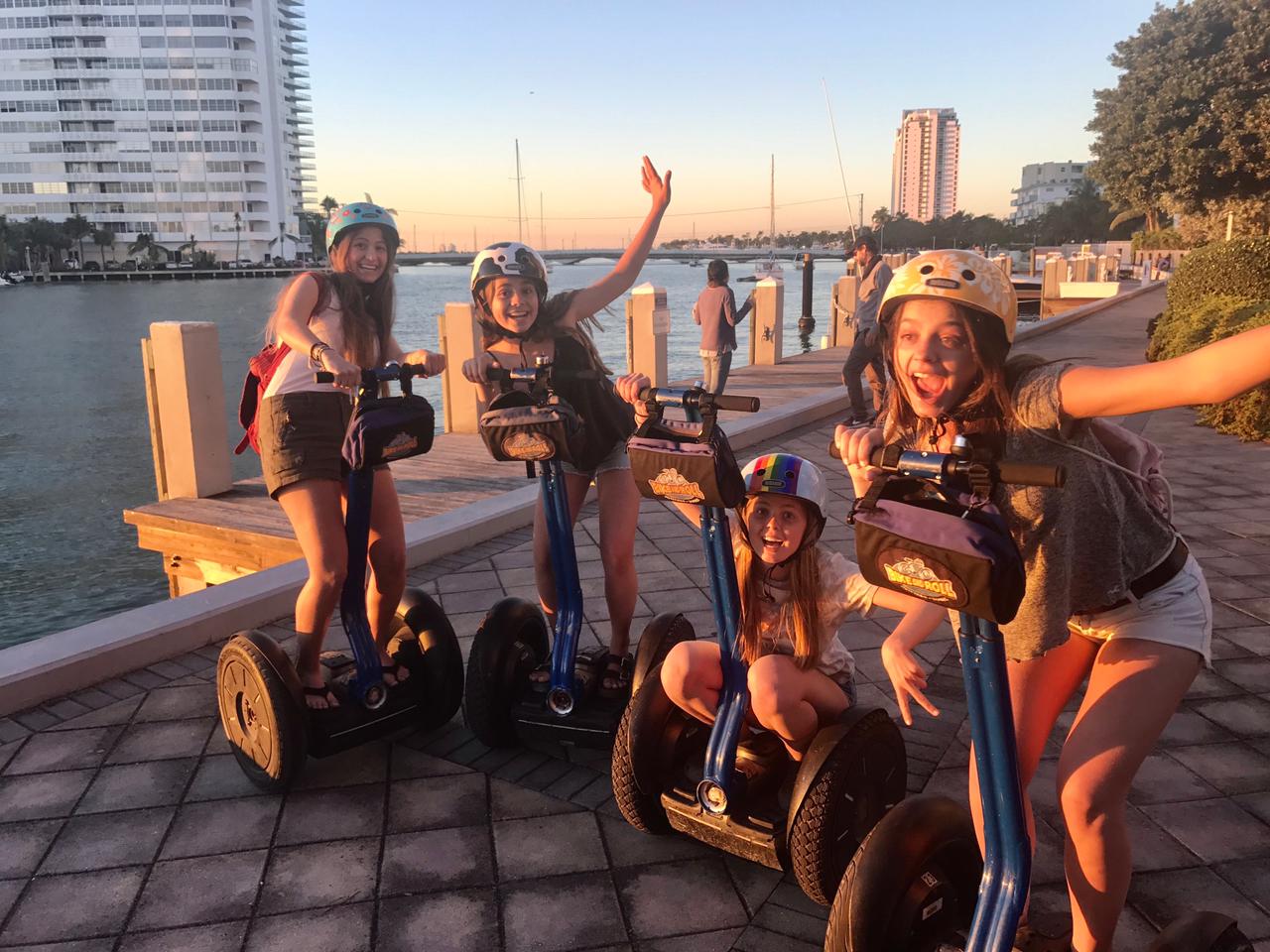 Cuatro mujeres paseando en Segway en Miami