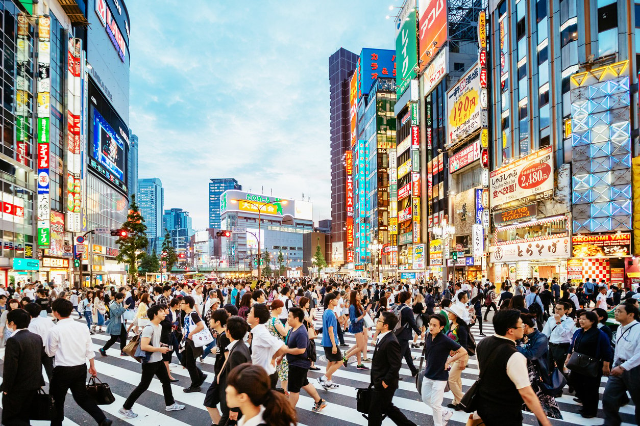 Paso de cebra de Shinjuku en Tokio con muchos peatones, Japón