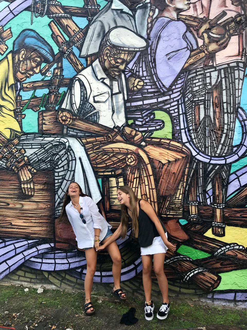Dos mujeres en la Pequeña Habana de Miami