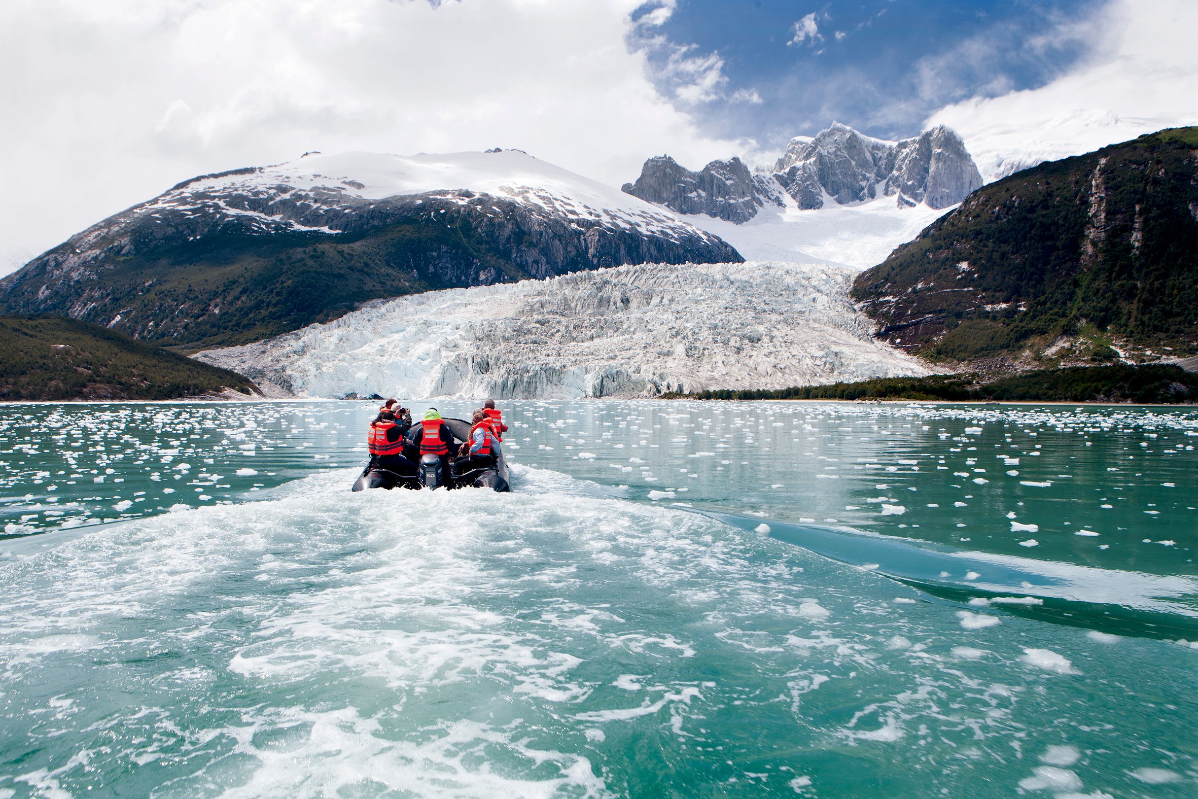 Zodiac navegando hacia el glaciar Pía en Patagonia