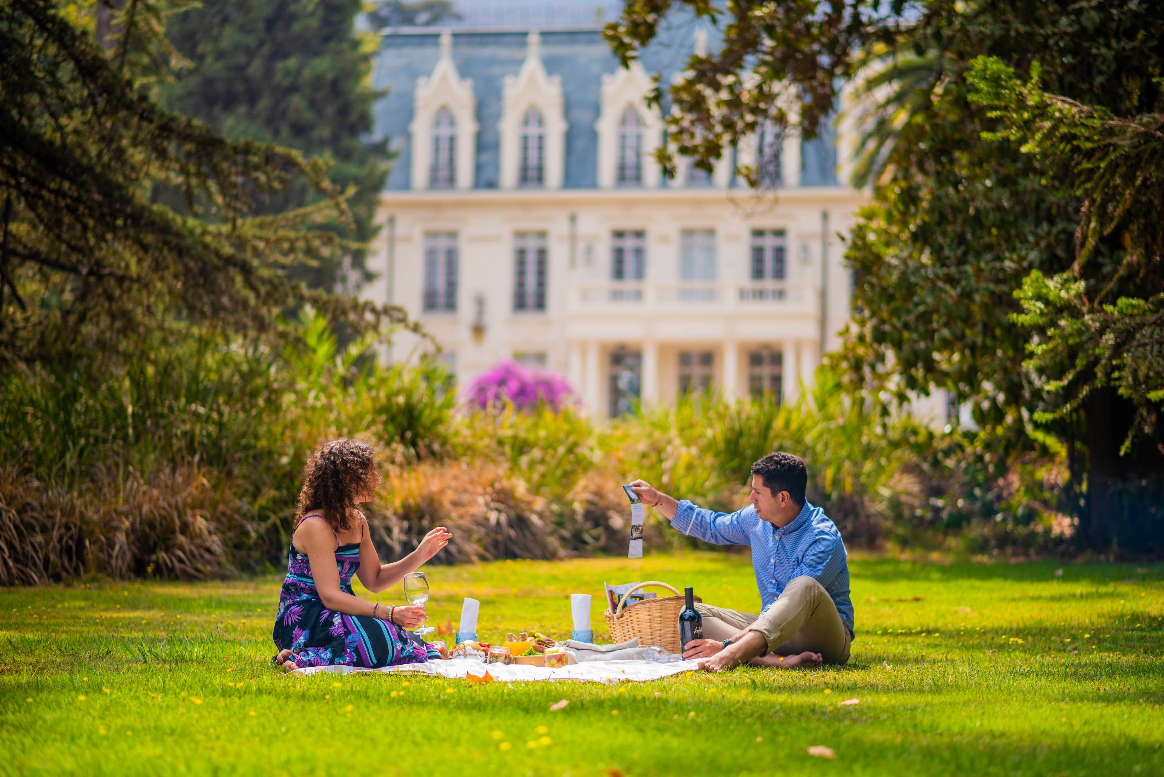 Pareja disfrutando de un picnic en Las Majadas de Pirque