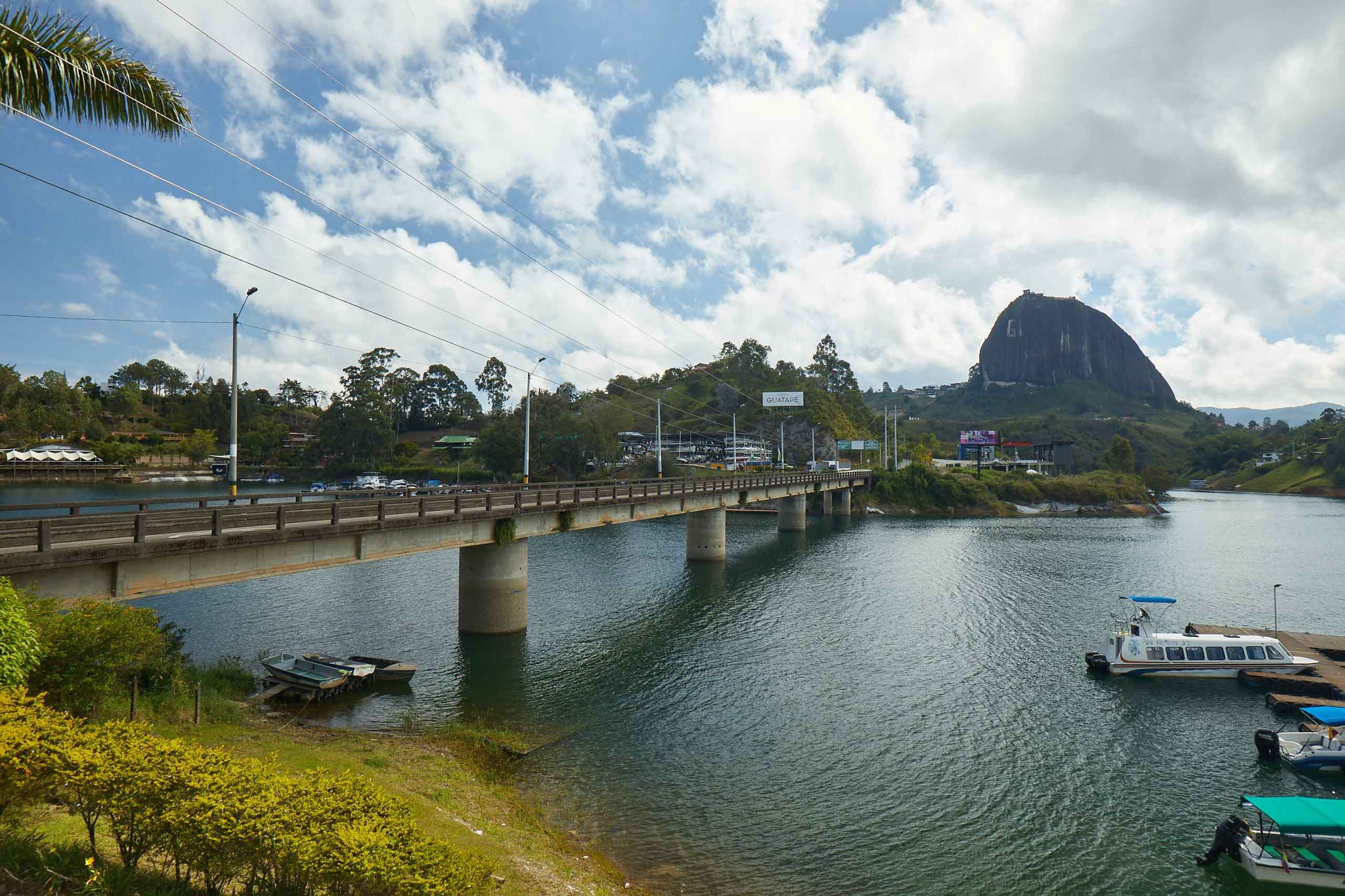 Piedra del Peñol en Guatapé, qué hacer en Medellín, viaje a Colombia