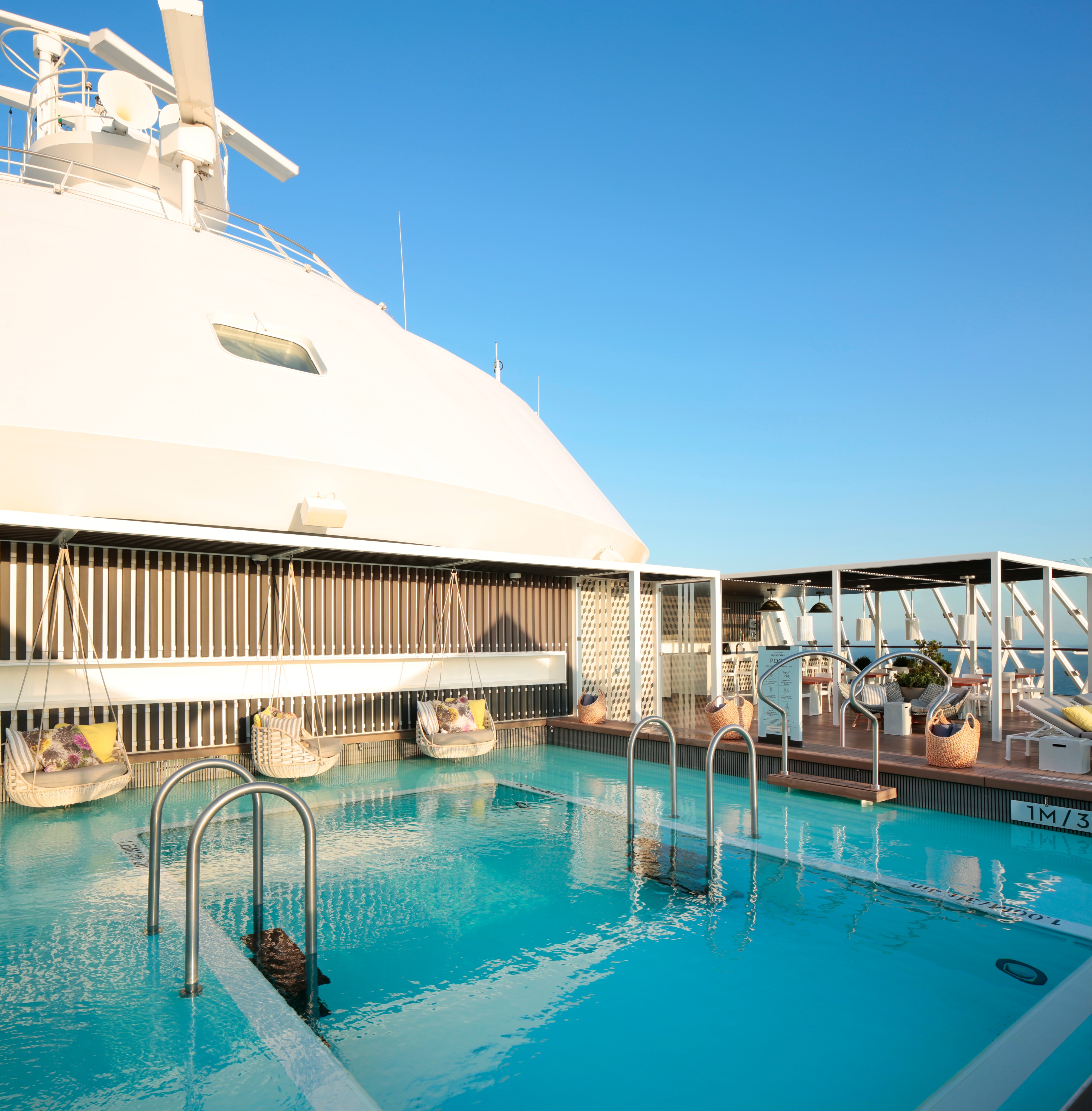 Piscina en sundeck de The Retreat de Celebrity Cruises