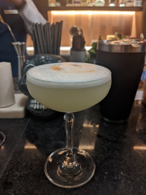 Pisco sour en bar del Hotel B en Lima, viaje a Perú