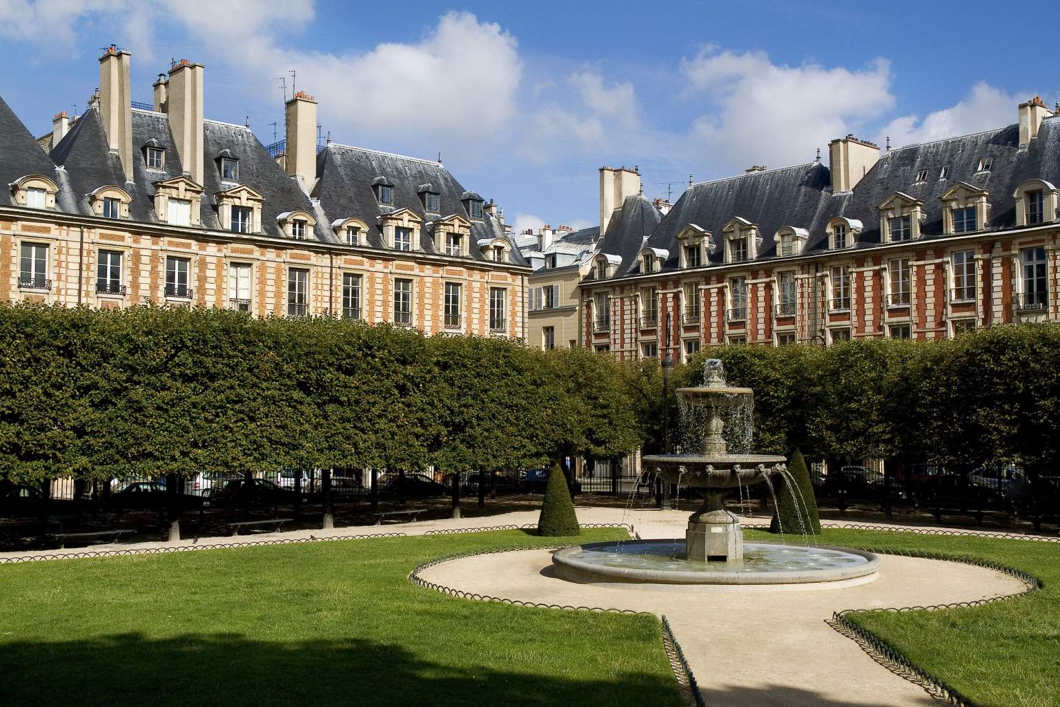 Place des Vosges en Le Marais en un viaje a París