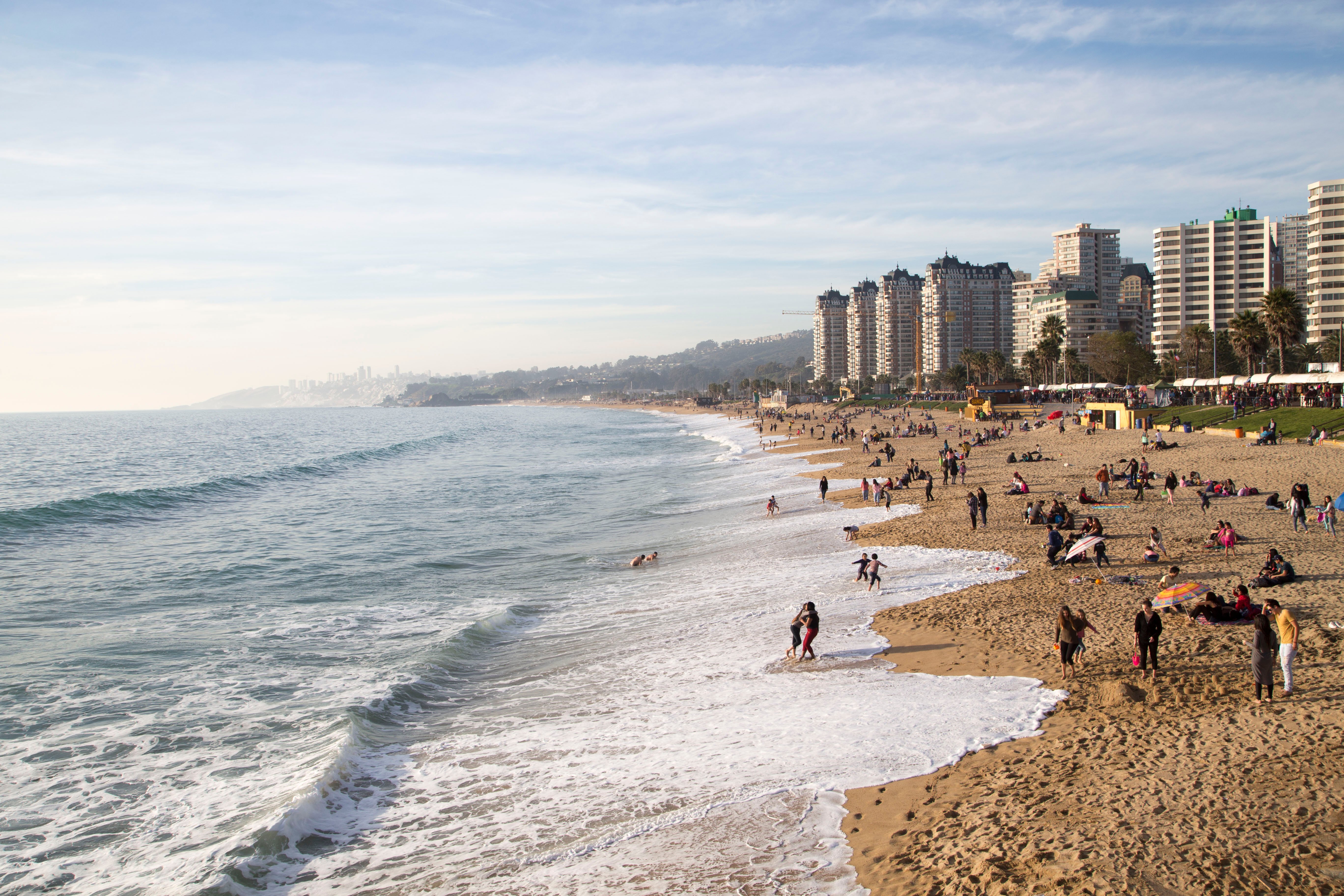 Playa  de Viña del Mar con bañistas