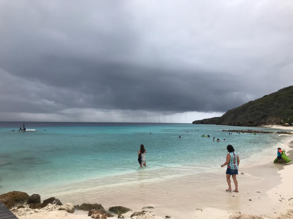 Playa Cas Abao en Curazao con personas en la orilla