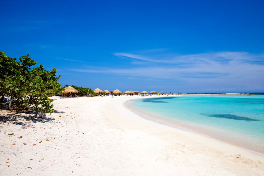 Playa con arena blanca y mar calipso en Aruba