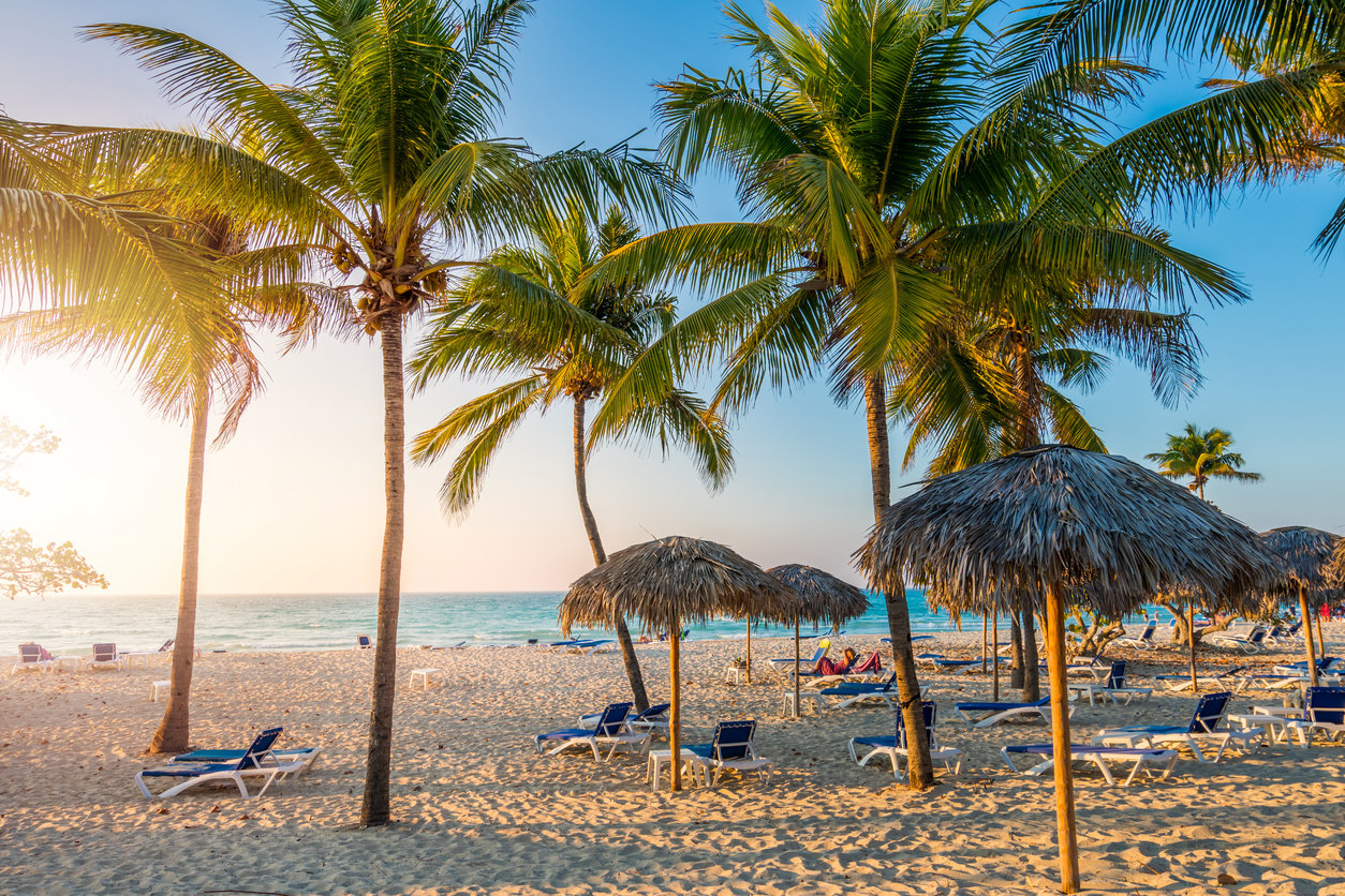 Playa de Varadero en Cuba con palmeras y luz suave