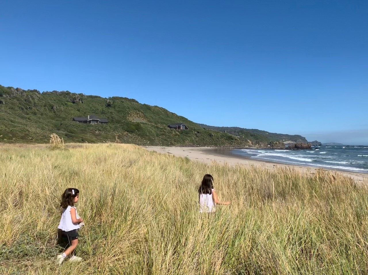 Playa del Hotel Mari Mari y dos niñas caminando entre plantas