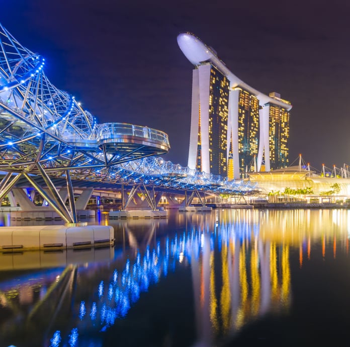 Puente Helix y hotel Marina Bay Sands en Singapur