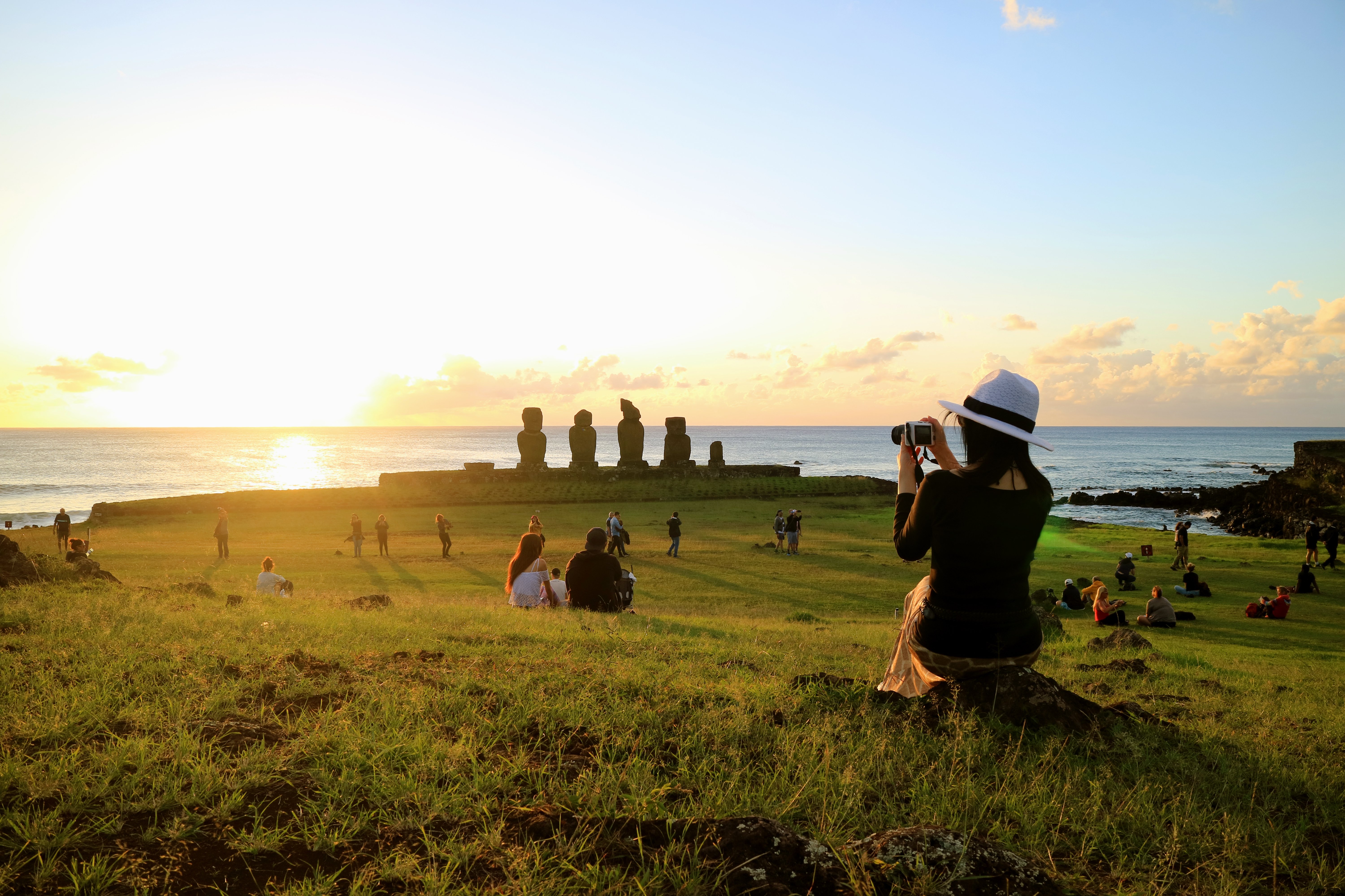 Puesta de sol en ahu Tahai en un viaje a Isla de Pascua