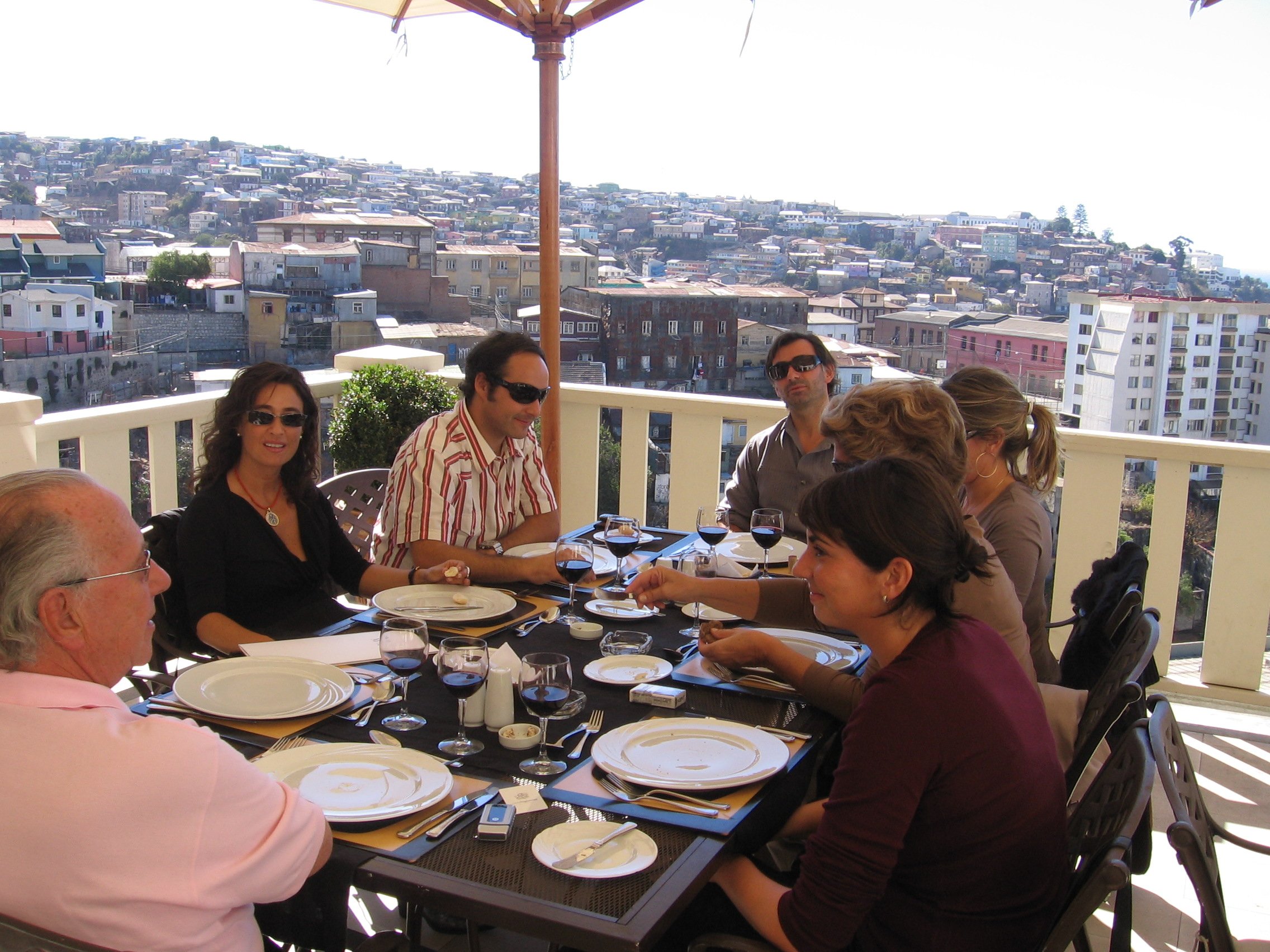 Grupo almorzando en Restaurante Maralegre del Hotel Casa Higueras en Valparaíso
