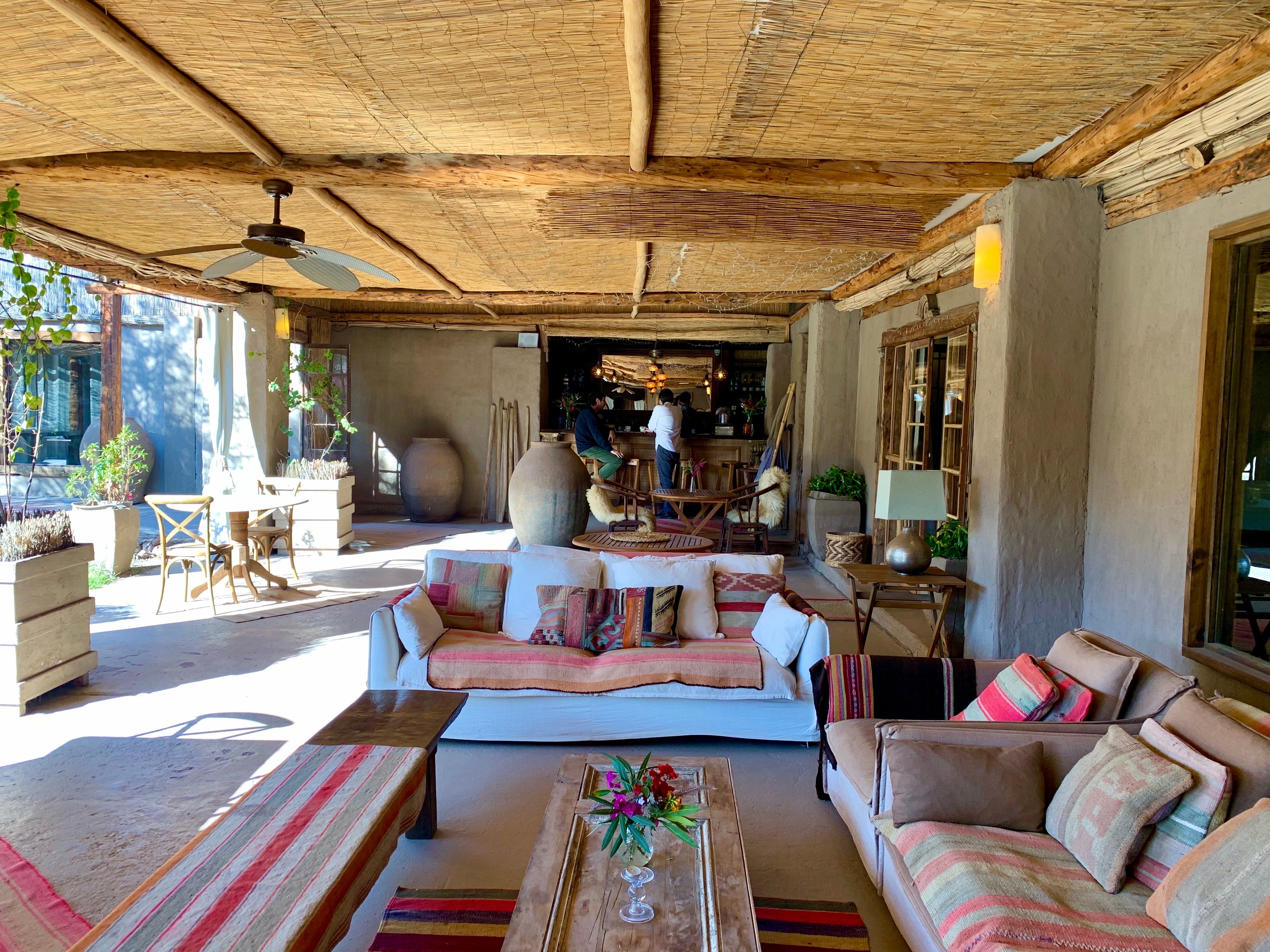 Restaurante exterior del Hotel Wara en el desierto de Atacama