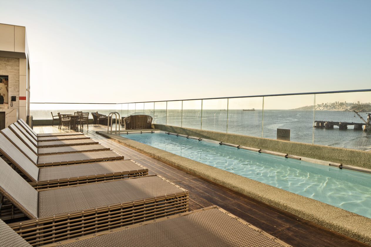 Rooftop y piscina del Hotel Pullman Viña del Mar