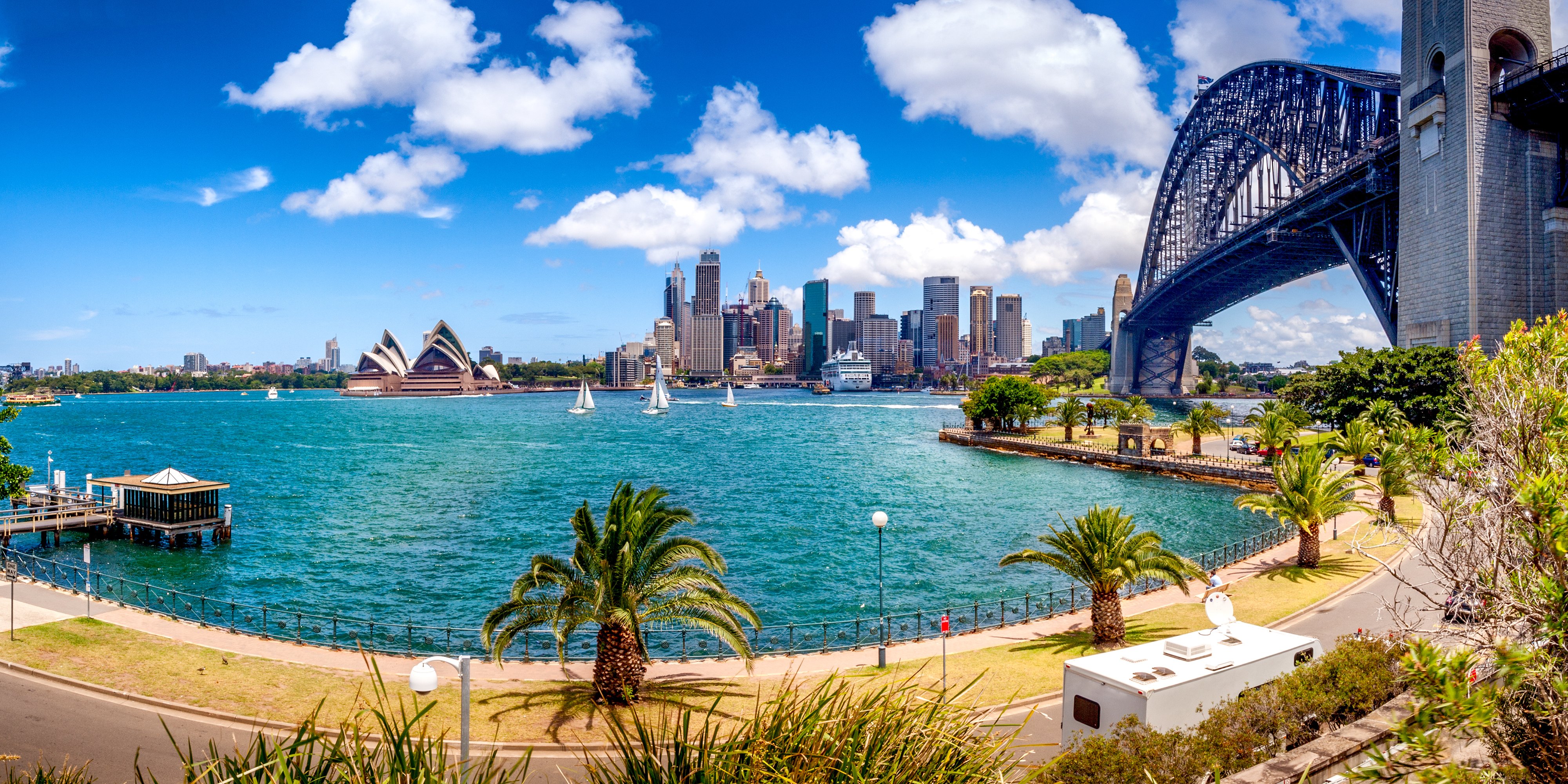 Parque en Sídney, Australia, y vista hacia la bahía