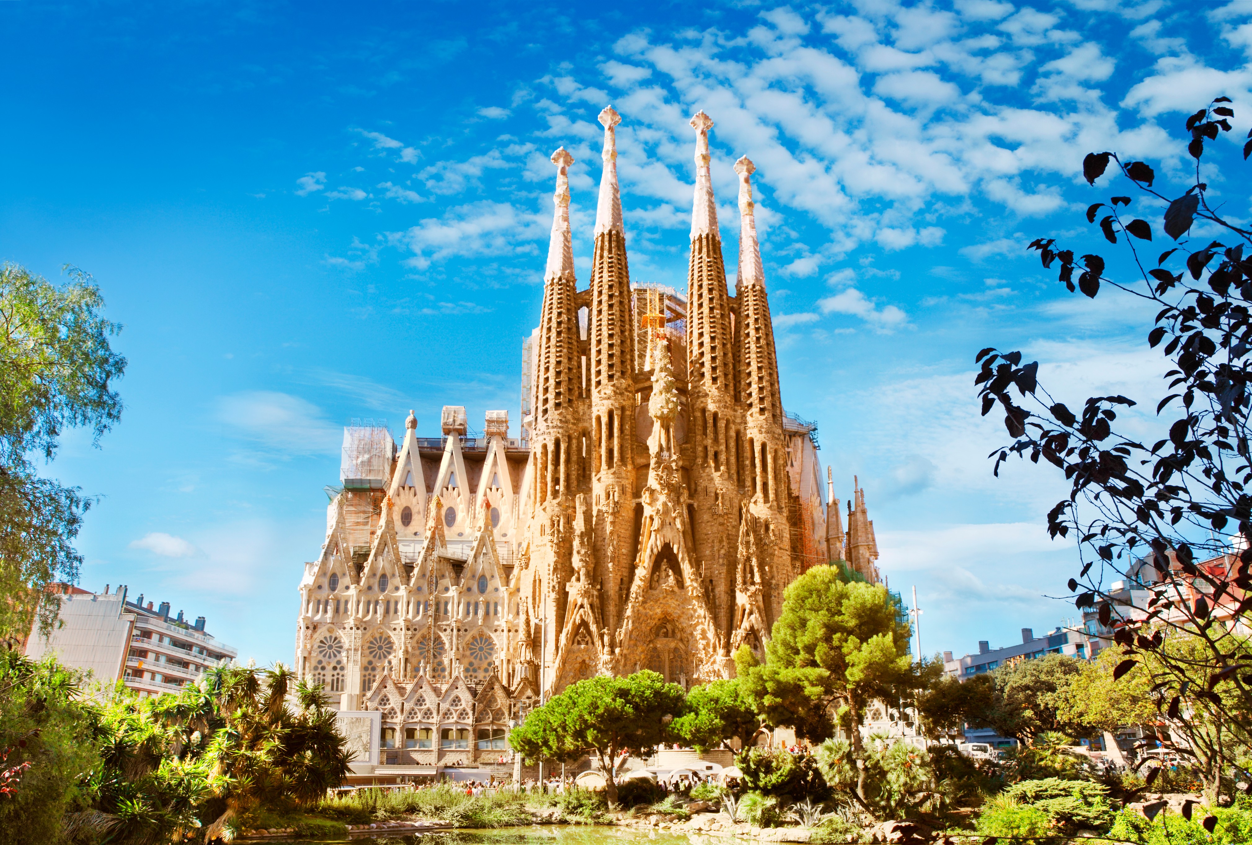https://www.viajes.cl/hs-fs/hubfs/Sagrada%20Familia%20en%20cosas%20que%20hacer%20en%20Barcelona%2C%20viaje%20a%20Espa%C3%B1a%20%281%29.jpg?name=Sagrada+Familia+en+cosas+que+hacer+en+Barcelona%2C+viaje+a+Espa%C3%B1a+%281%29.jpg&width=4038