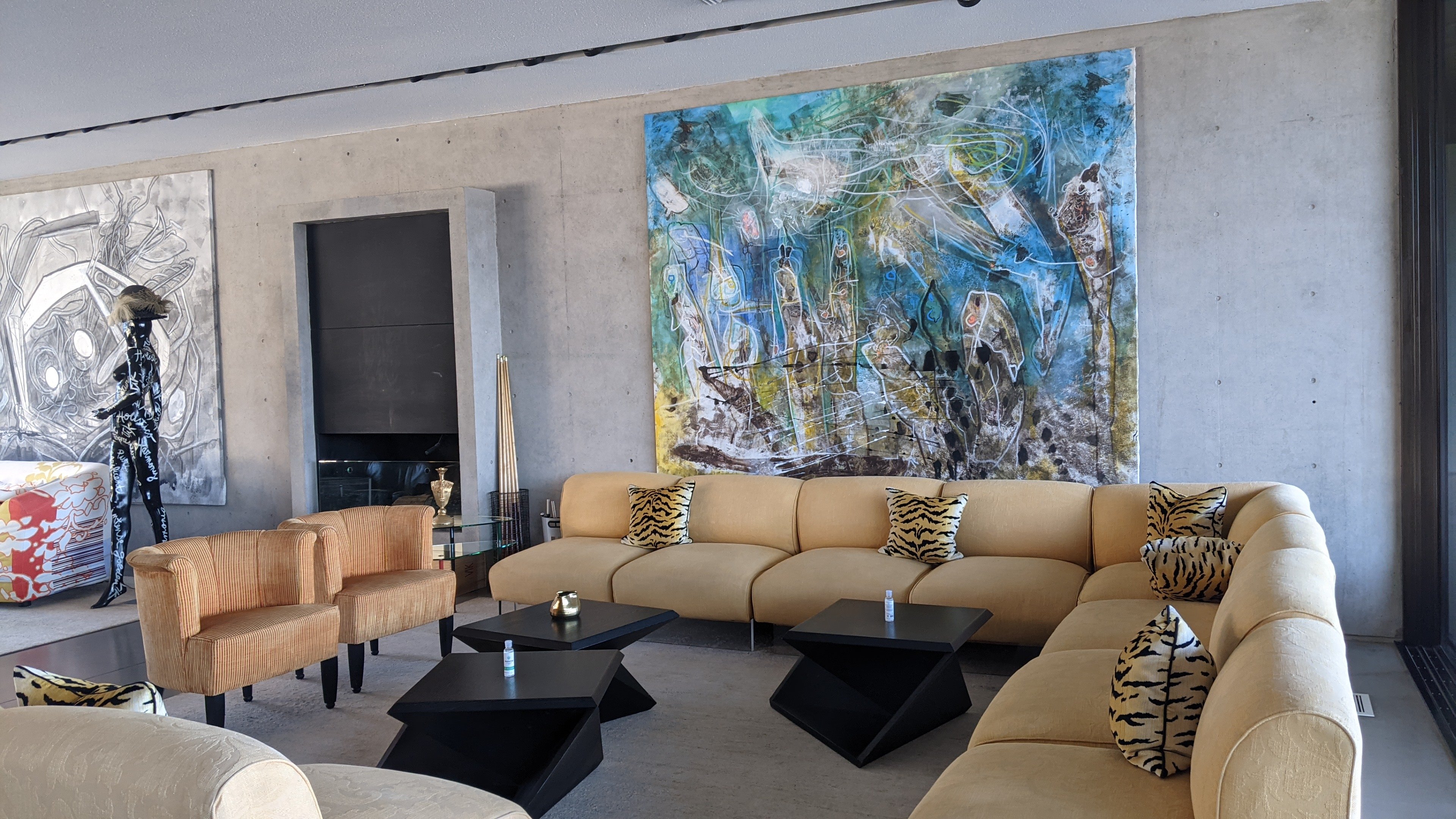 Sala de estar con arte en Viña VIK