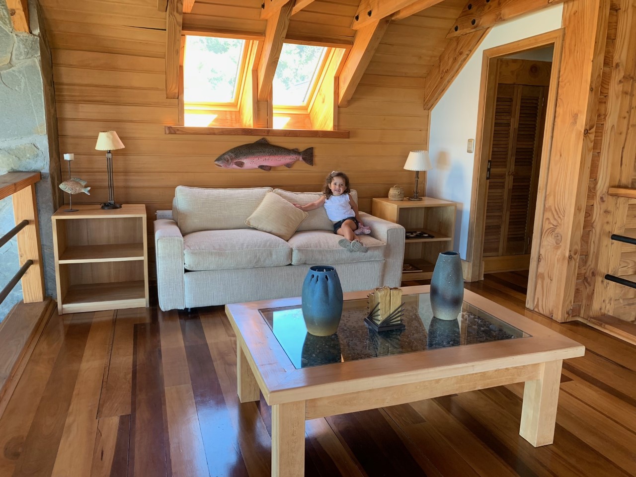 Sala de estar del Hotel Mari Mari con una niña sentada en un sillón