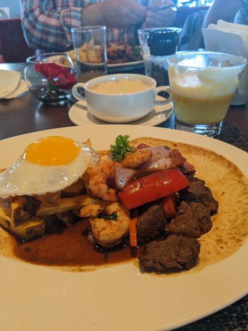 Saltado mar y tierra en restaurante Paprika en aeropuerto de Lima, viaje a Perú