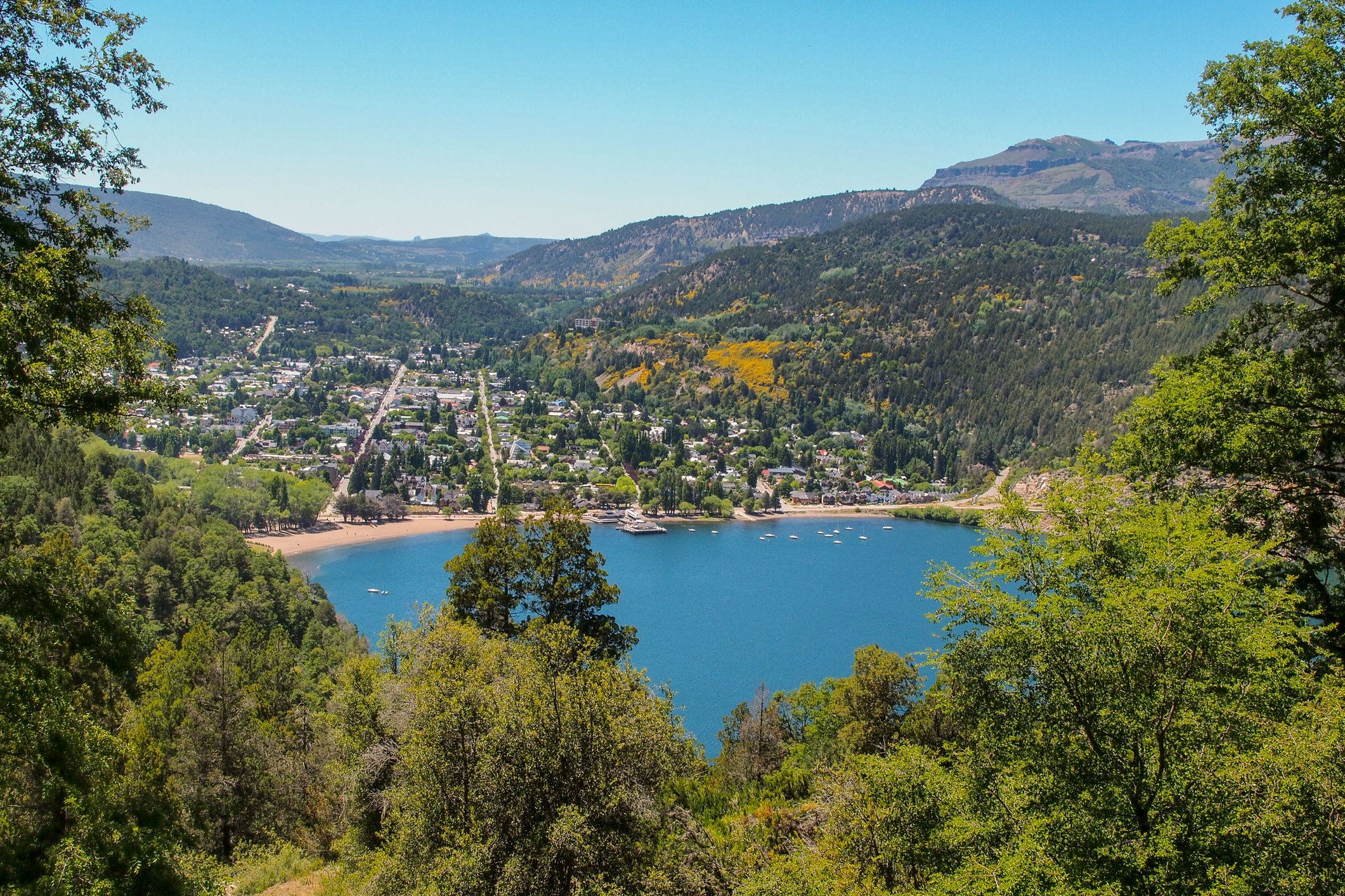San Martín de los Andes y lago Lácar en Argentina
