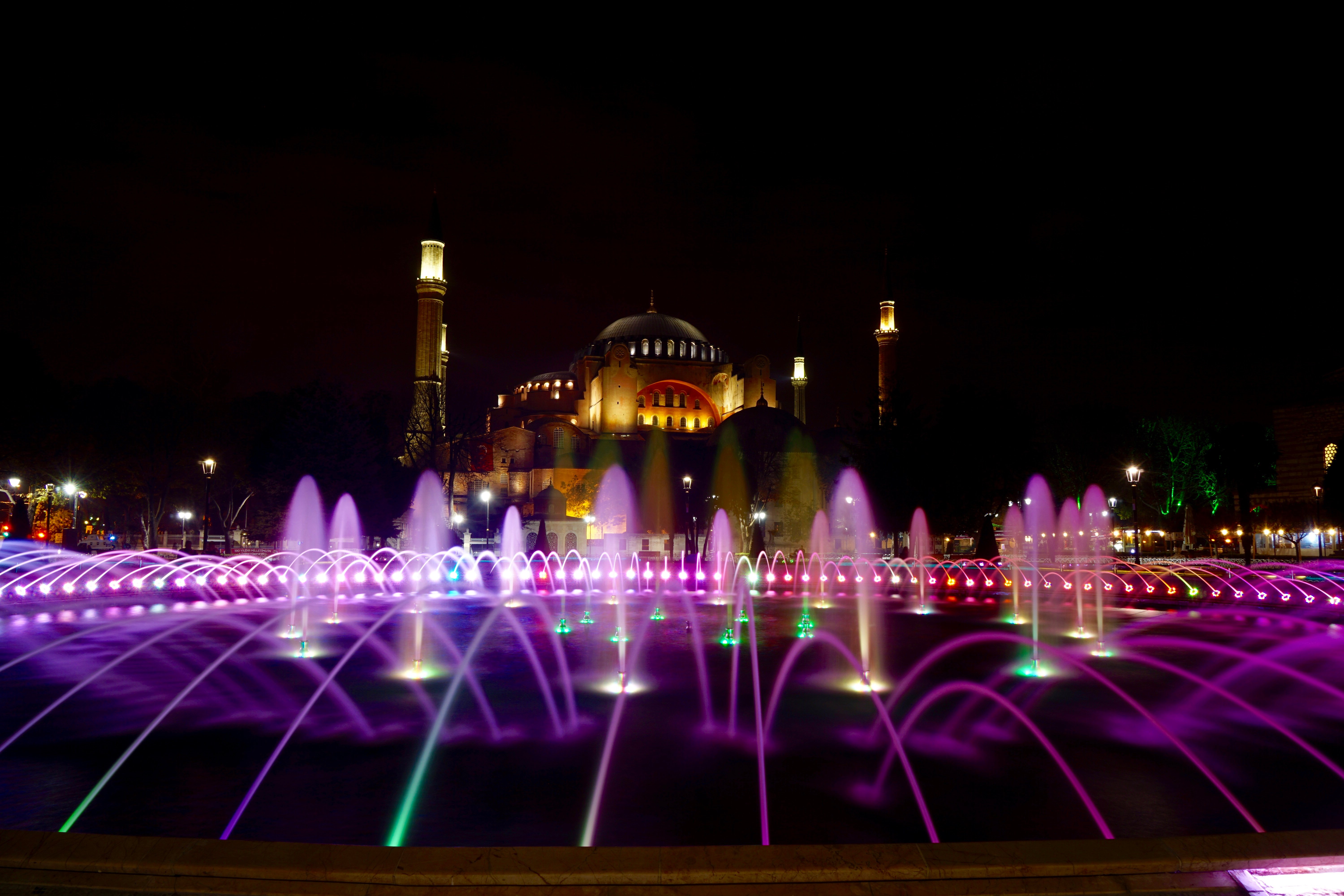 Santa Sofía de noche en Estambul, Turquía
