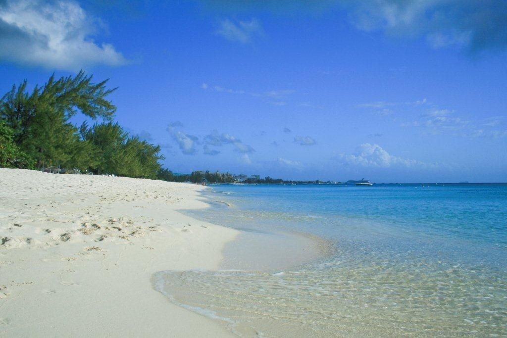 Playa Seven Mile Beach sin gente en Islas Caimán