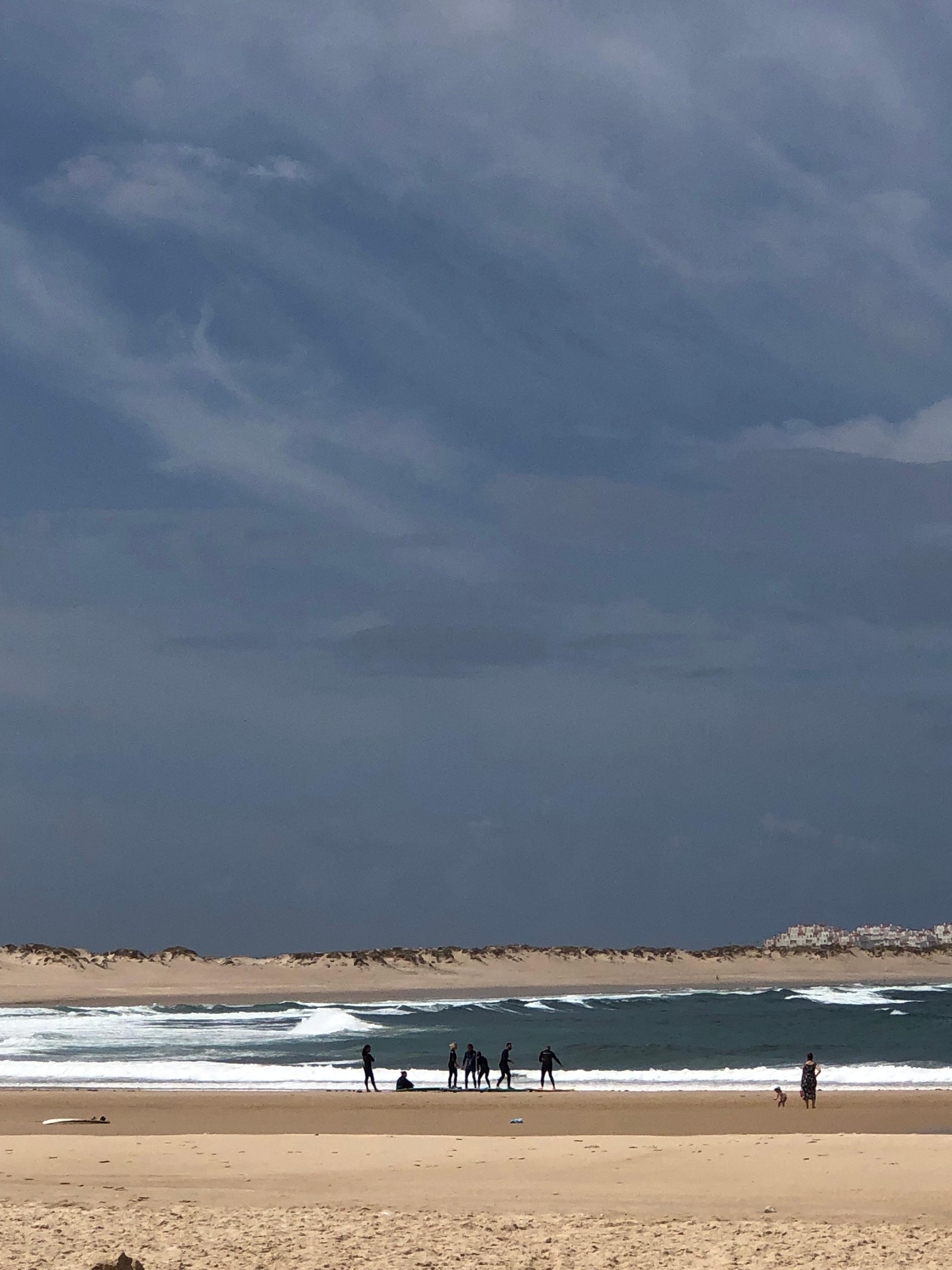 Surfistas en las playas de Santa Cruz, Portugal