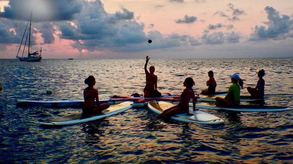 Surfistas en Santa Teresa en un viaje a Costa Rica