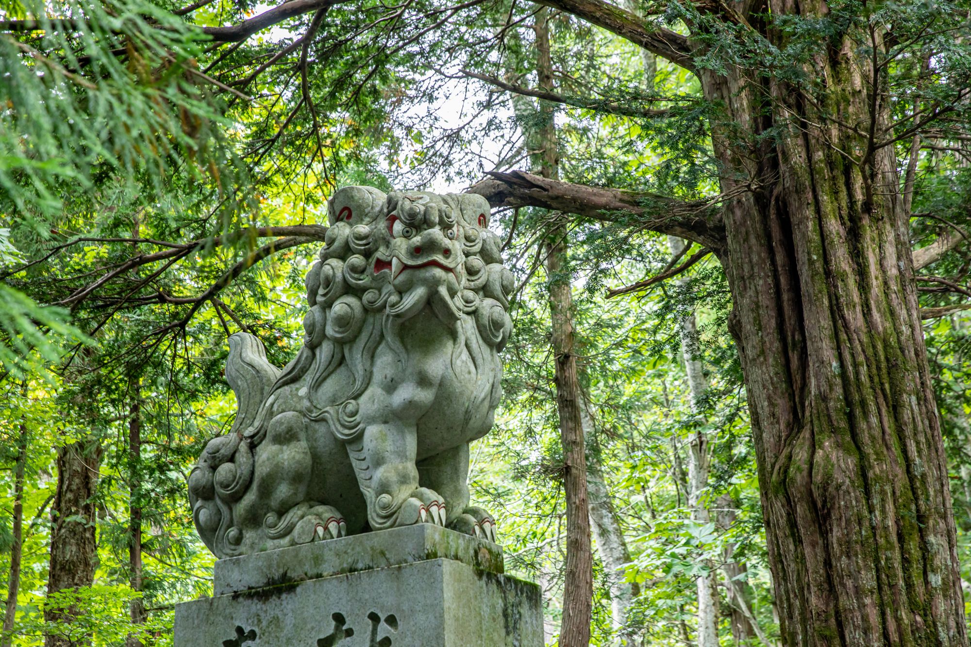 Escultura de un león de Fu en un santuario budista en Japón