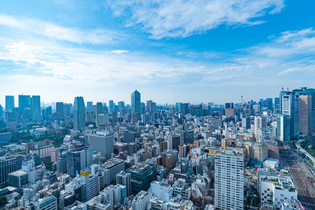 Vista aérea de Tokio con muchos edificios en Japón